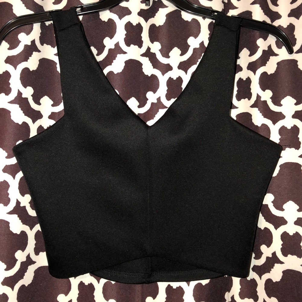 Black v neck crop top